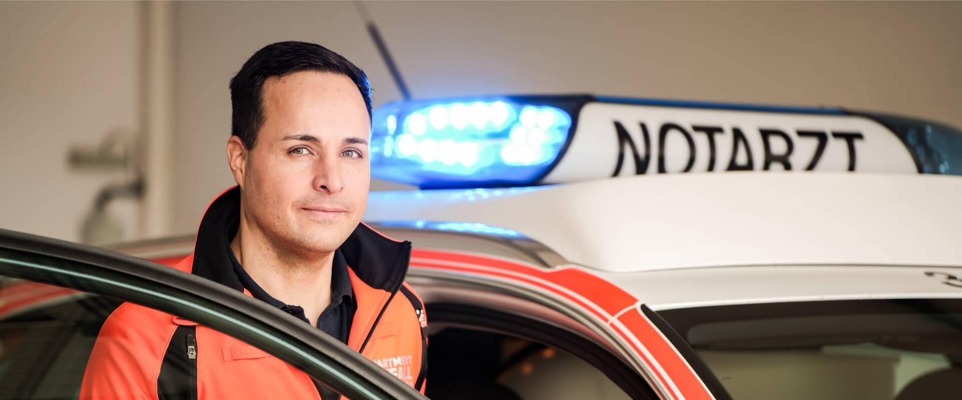 Notarzt des Departements Notfallmedizin, der gerade in Einsatzwagen steigt