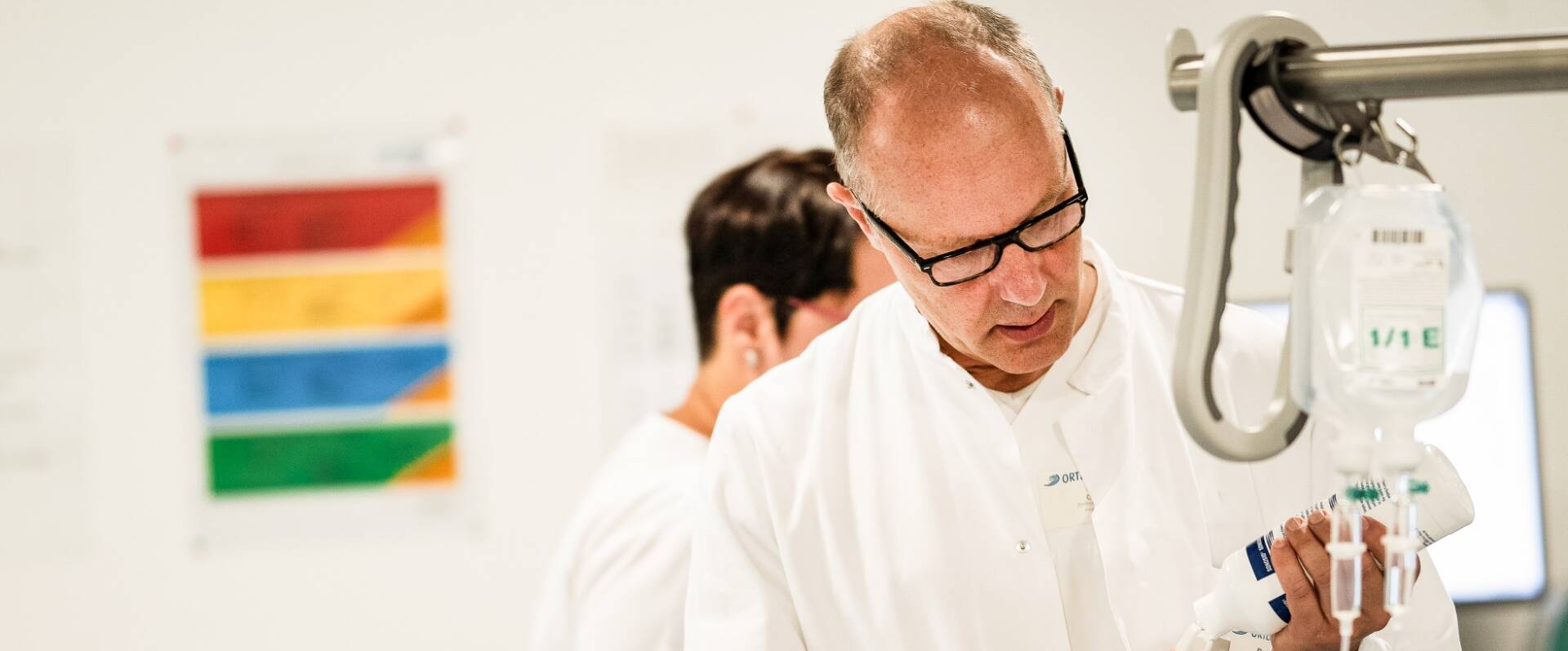 Arzt beim Befüllen einer Infusion